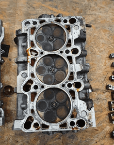 Glowica 078103373AH Zawory Szklanki LEWA V6 2.4 2.8 AUDI A4 B6 A6 C5 VW Passat Skoda 8