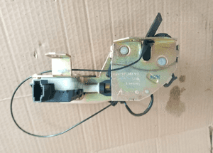 Zamek szyby klapy bagażnika VW Touareg 7L0827506D 3