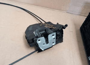 Zamek drzwi przesuwnych lewych lewy Renault Trafic III Vivaro B 4