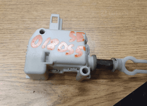 Siłownik 7M0862159 4B9962115B Silniczek Elektryczny Cięgno Zamka Klapy Bagażnika Audi A4 B6 Kombi Sedan 4B9962115B 4