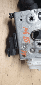 Zamek prawy przód Audi A4 B5 4D1837016D 5