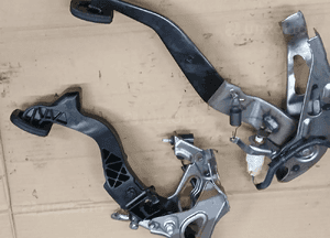 Toyota Yaris II     06-11 pedał sprzęgła 4