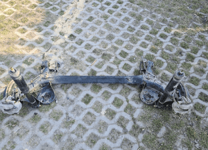 toyota VERSO 09-18 belka tylna oś 1