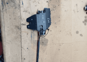 Zamek klapy bagażnika BMW 3 E46 8196401 1
