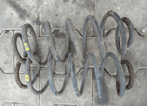 Toyota Yaris II 06-11 sprężyna zawieszenia tył