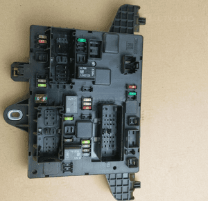 Skrzynka bezpieczników moduł bsi 13302301 opel astra iv j 1