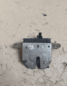 Zamek klapy bagażnika 13317445 OPEL CORSA D 06-14 1