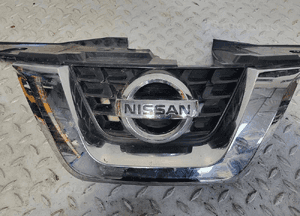 ATRAPA GRILL ZNACZEK Nissan Juke I F15 lift 14- 2