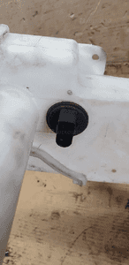 Zbiorniczek płynu spryskiwaczy pompka VW Passat B6 6