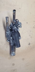 Magistrala króciec wody obudowa termostatu Nissan Almera 1.5 16V 130499F600 1