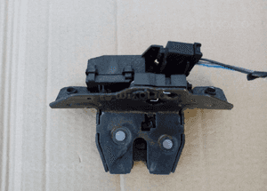 Opel Astra J zamek klapy tyl tylny 2