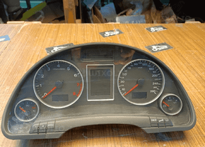 Licznik 8E0920901E Zegary Wskazniki Obudowa Europa 2.0 3.2 TFS FSI Audi A4 B7 6