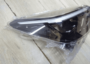 Toyota Yaris Cross szkło lampy prawy przód LLU 4