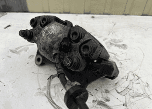 Zacisk lewy przód audi A7 32348421A 4