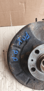 Zwrotnica piasta prawy przód kompletna VW FOX 1.2 6