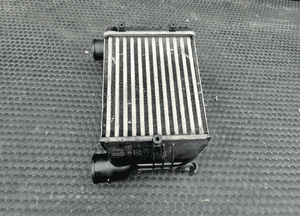 Intercooler 8E0145805L Lewy Chlodnica Powietrza Turbiny 1.8 T Turbo AUDI A4 B6 B7 7