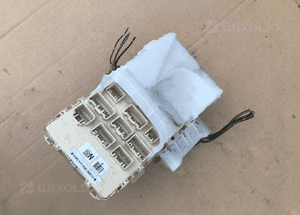 Skrzynka bezpieczników moduł bsi Toyota Yaris I 82730-0D040 3