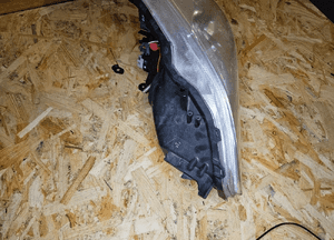 TOYOTA PRIUS PLUS 12-15 lampa przednia lewa ksenon xenon 7