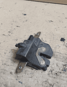 Zamek klapy bagażnika 13317445 OPEL CORSA D 06-14 5