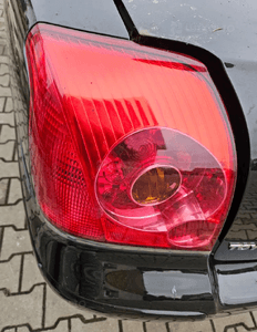 Toyota Avensis T25  sedan lampa tył tylna lewa  03-06 2
