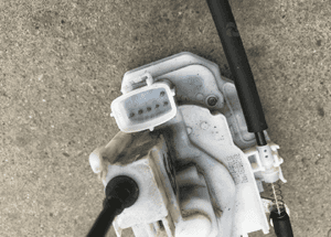 Zamek prawy przód Alfa Romeo 159 2