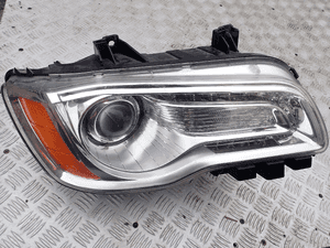 LAMPA PRAWY PRZÓD CHRYSLER 300C 3