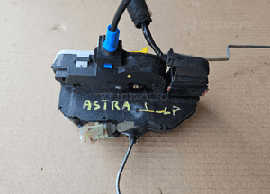 Opel Astra J 4 IV zamek drzwi przód przednich lewy 1