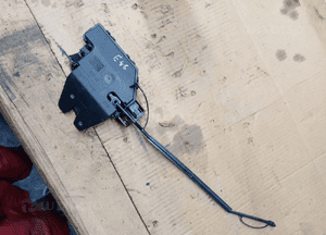 Zamek klapy bagażnika BMW 3 E46 8196401 3