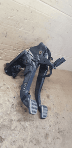 Pedał sprzęgła hamulca Mercedes W245 A1692902401 2