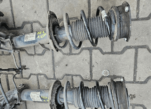 VW Passat B8 1.6 TDI zwrotnica mcpherson przód  lewa 5Q0407257A 2