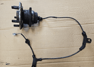 Toyota Avensis T25 piasta 5x100 łożysko tył 1