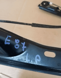 Mechanizm podnośnik szyby lewy przód BMW 1 E87 7067795S 7138465E 5
