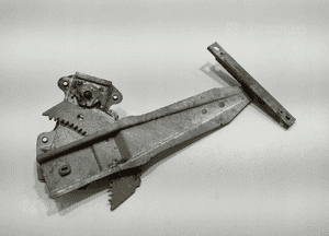 PODNOŚNIK MECHANIZM SZYBY LEWY TYŁ TYLNY RĘCZNY MANUALNY DEFENDER 1999-2014 2