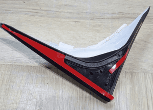 Skoda Superb III kombi trójkąt spoiler klapy lewy 3V9827931C D 4