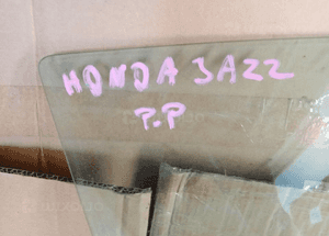 Szyba prawy przód przednia prawa Honda Jazz 3D AS2 05r 3