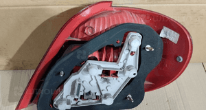 Lampa lewa tył tylna toyota avensis T22 hb lift 3