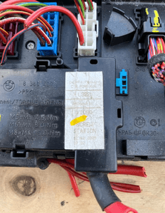 Skrzynka bezpieczników YMD504191 RANGE ROVER L322 LM 4.4 V8 2