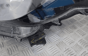 Lampa lewy / prawy przód toyota yaris iv 2020-24 rok do lekkiej polerki 4