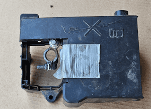 Opel Astra J 4 IV 2.0 CDTI skrzynka bezpieczników akumulatora 3