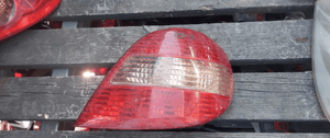 Tyl tylna lampa prawa toyota avensis T22 hb 1