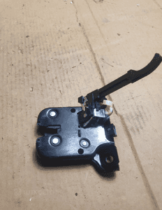 Audi  8P3827469A zamek klapy bagażnika 4
