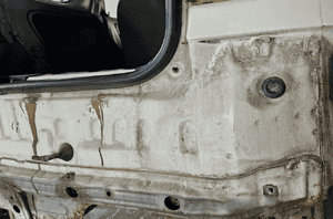 Toyota Yaris 1 I  pas tył tylny ściana bagażnika 4