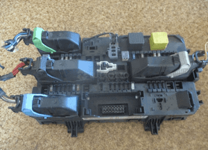 Skrzynka bezpieczników opel astra h 13145017 1