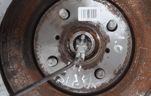 Zwrotnica lewa TOYOTA YARIS III 1.0 benz 2011-2020 3