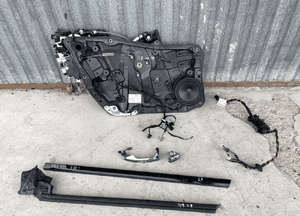 Mercedes CLA W117 zamek w drzwi lewe listwa klamka key less go podnośnik instalacja głośnik 6
