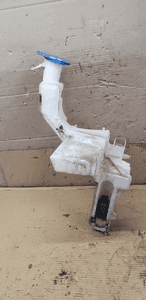 Zbiorniczek płynu spryskiwaczy pompka VW Passat B6 2