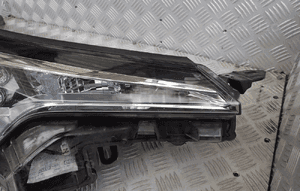 Lampa prawy przód toyota chr led europa  81110-F4031 2