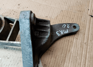 Łapa mocowanie silnika Ford Mondeo MK3 1S716P093AB 6