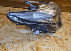 Toyota AURIS II 12-15 lampa prawa przód przednia 3