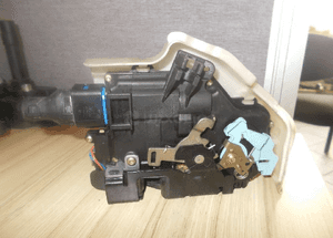Zamek drzwi 3D2837016 prawy przedni octavia ii 1Z5 1